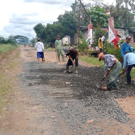 PROGRAM JUMAT BERSIH PAMBAKAL GUNUNG ULIN TURUN LANGSUNG PERBAIKI JALAN BERSAMA WARGA